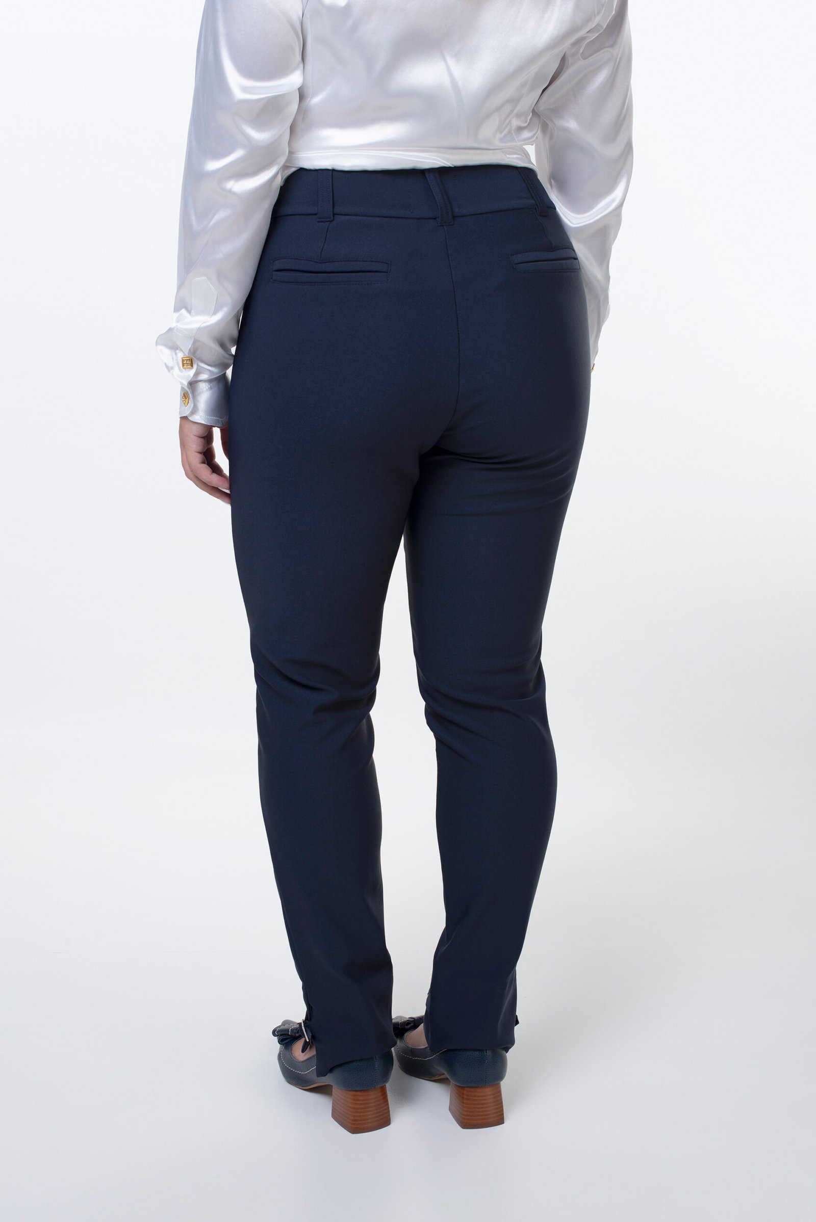 CALÇA CIGARRETE CORTE ALFAIATARIA COM FIVELAS LÃ – CA010