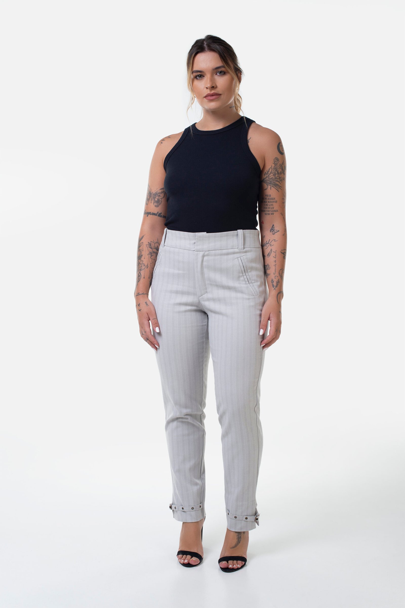 CALÇA MARIA CECILIA BOLSO FACA RECORTE FRIZZO COZ E BRAUNILHA FAKE MALHA ALFAIATARIA