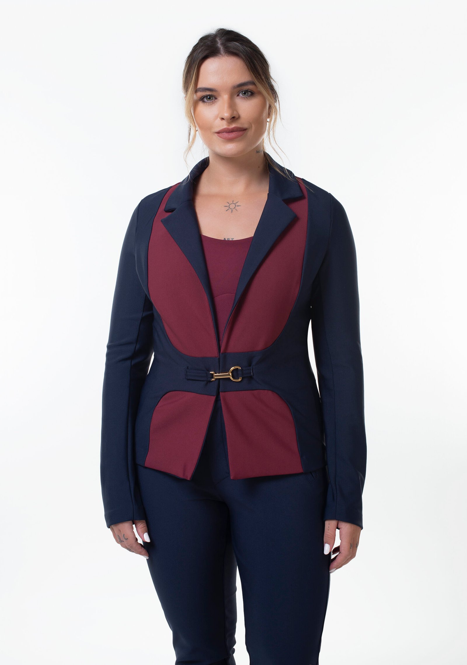 CASAQUETO/ BLAZER FECHAMENTO DOURADO MALHA ALFAIATARIA