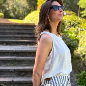 BLUSA REGATA CELINE CORTE RETO BARRA LARGA PENSE NO BUSTO VISCOSE PLANA