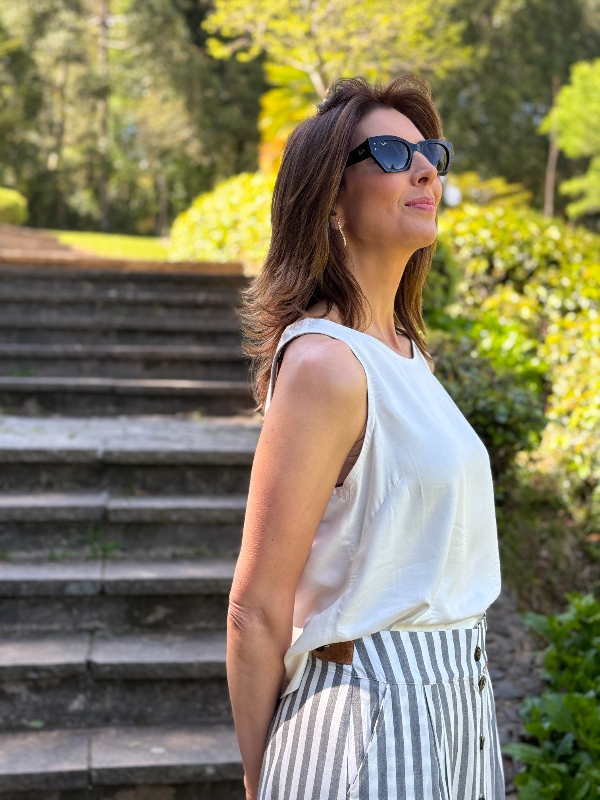 BLUSA REGATA CELINE CORTE RETO BARRA LARGA PENSE NO BUSTO VISCOSE PLANA