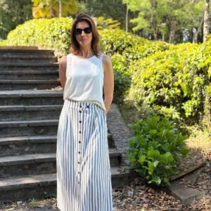 BLUSA REGATA CELINE CORTE RETO BARRA LARGA PENSE NO BUSTO VISCOSE PLANA