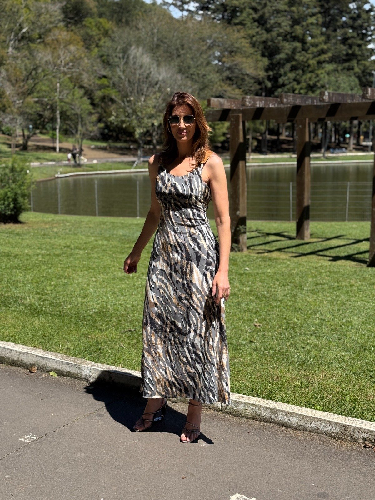 VESTIDO BRISA REGATÃO EVASÊ AJUSTE TRANÇADO COSTAS BOLSOS ALÇAS COURO